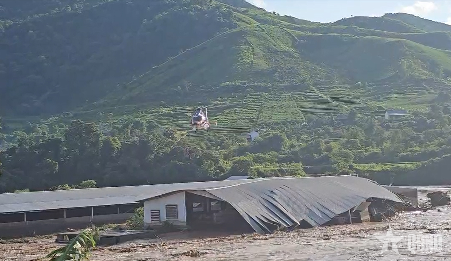 Bộ Quốc phòng điều trực thăng cứu nạn người dân bị mắc kẹt do mưa lũ tại Sơn La